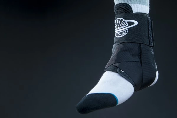 Space Brace Knöchelschoner Paar 5 Space Brace Knöchelschoner Paar – Bild 3