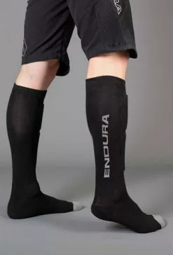Endura Singletrack Shin Guard Sock Schienbeinprotektor-Socken Waldgrün -Fahrräder Aufbau Geschäft image PR EN 0005 3 600x600