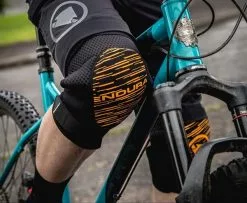 Endura Singletrack Knee Protector II Knieprotektor Weiß -Fahrräder Aufbau Geschäft image PR EN 0007 4 600x600