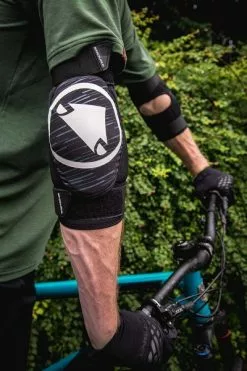 Endura Singletrack Elbow Protector II Ellenbogenprotektor Schwarz 10 Endura Singletrack Elbow Protector II Ellenbogenprotektor Schwarz -Fahrräder Aufbau Geschäft image PR EN 0008 4 600x600